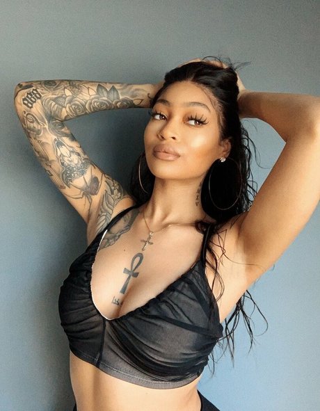 Evoni modèle magnifique image