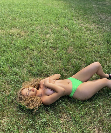 iuliavo actrice érotique photo