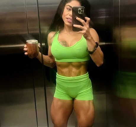 Yanet étoile nue des photos