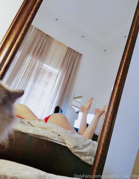 Naughty__but nice étoile chaude image