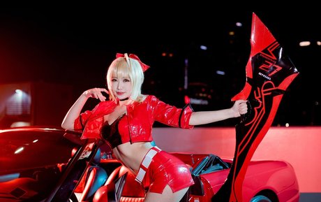 tsikyo modèle pornographique des photos