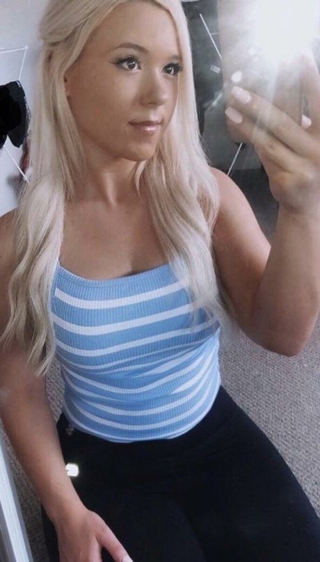 KimJade999 modèle nu photos