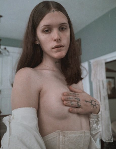 Ethel Cain modèle porno images