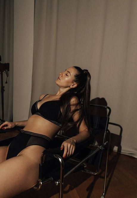 Alla Mill actrice libre galeries