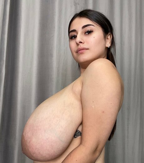 Aria Carroll modèle magnifique img