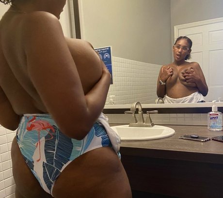 maman asiatique onlyfans nu érotique image