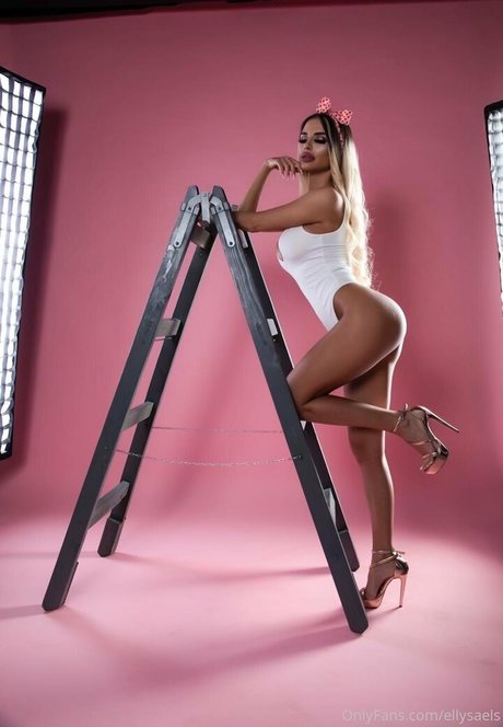 Ellysa Geanina modèle chaud img