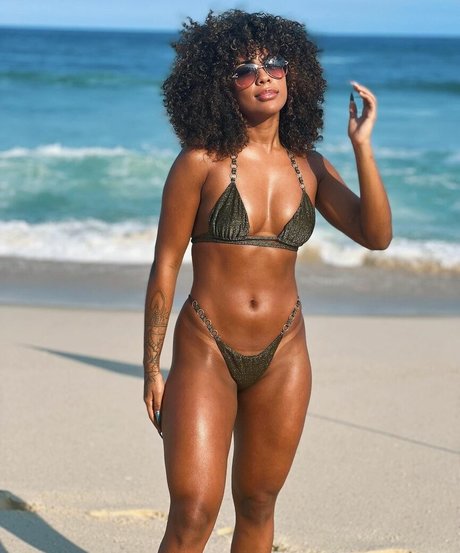 Marvvila étoile sexy des photos