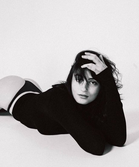 Romy Reiner modèle nu des photos