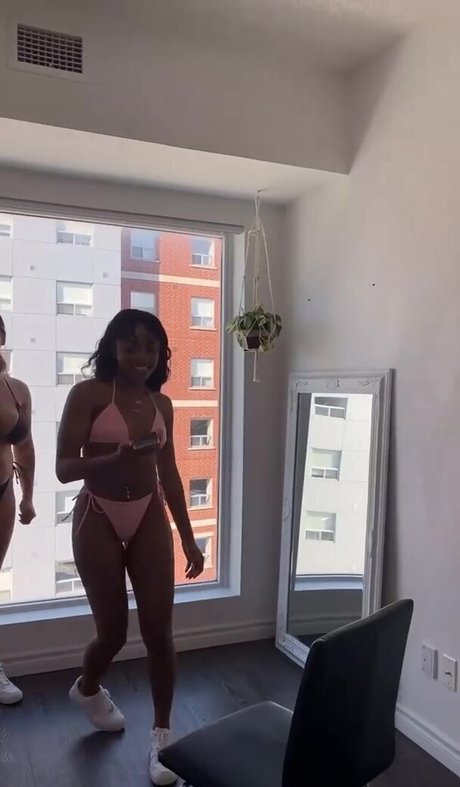 Kylie Manue nus étoiles images