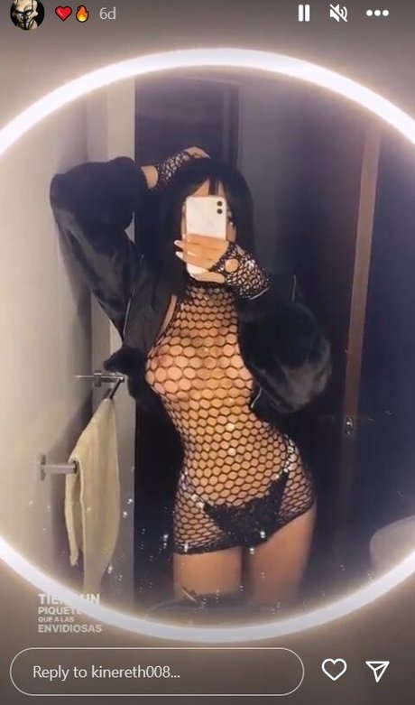 milf aux cheveux noirs onlyfans parfait et sexy image