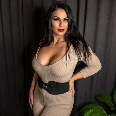 Desyra Noir modèle hd photo