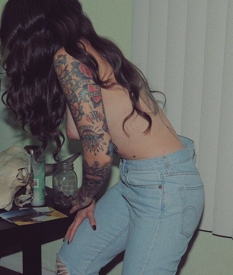 Jaclyn modèle nu archive