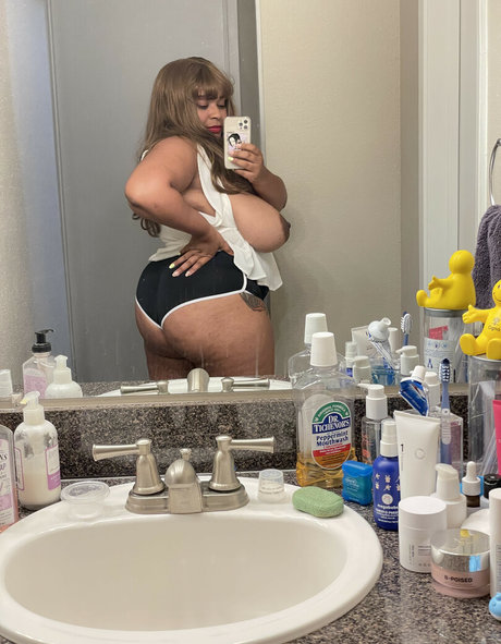 Yasmin irl modèle artistique image