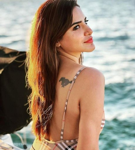 Ashu Reddy modèle nu photos