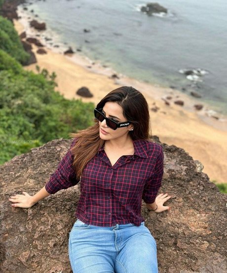 Ashu Reddy star du porno exclusive photos