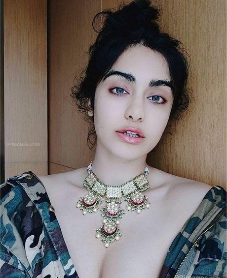 Adah Sharma modèle nu photos