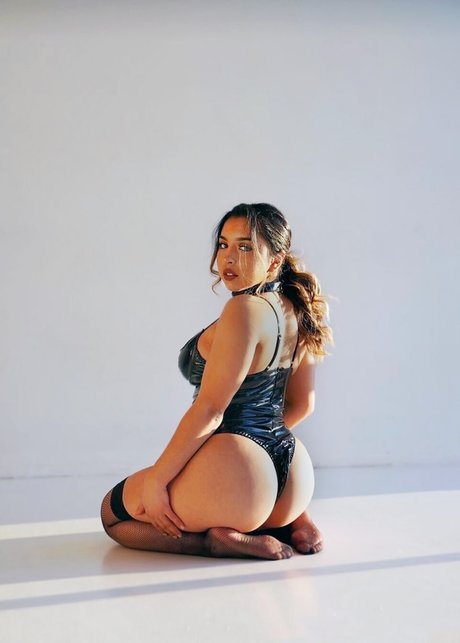 Prisymontoya modèle de haute qualité photos