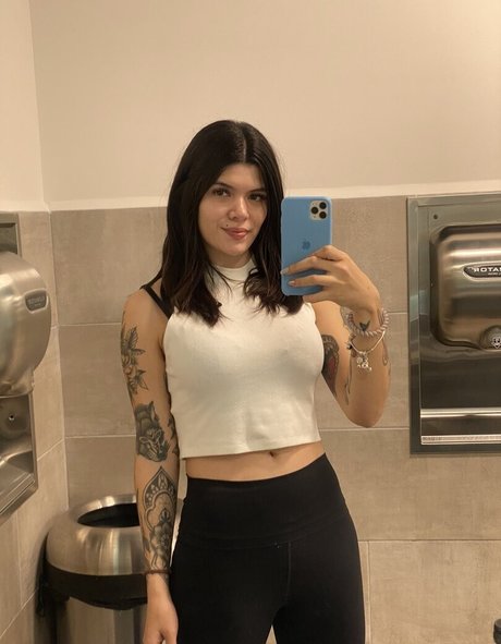 Paula Madrigal modèle joli galeries