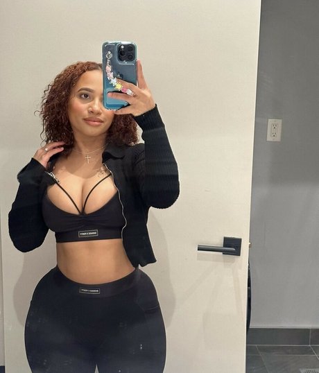 Carolinelloo haut de star du porno des photos