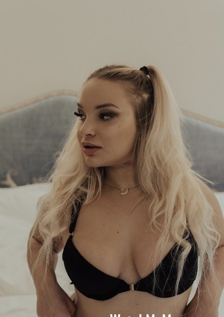 MiaNestiBaka actrice libre photo