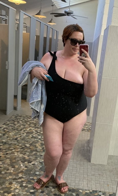 Juicy June modèle hd images