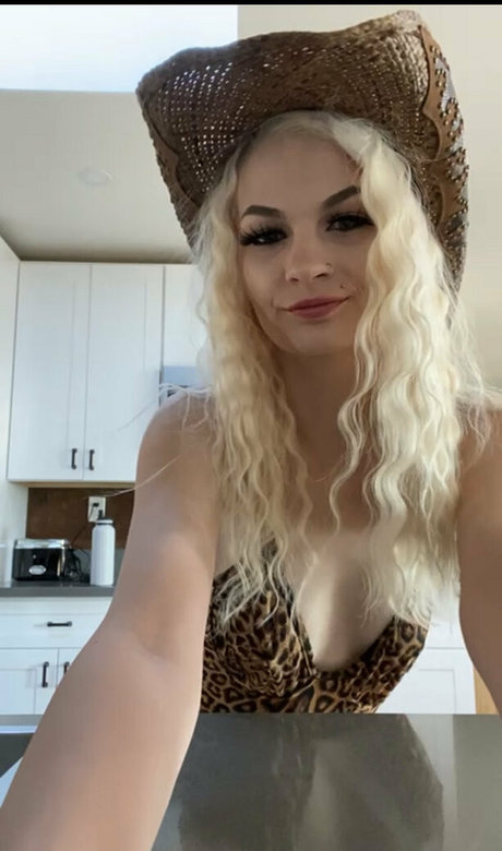 Lyssa Lyssaababii actrice de nus galerie