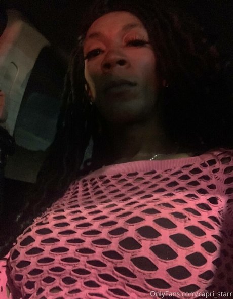 Capri Starr modèle artistique des photos