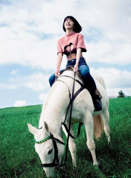 Elaiza Ikeda star du porno parfaite collection