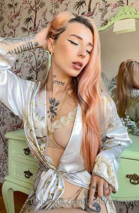 Izadora Ferrari modèle chaud photos