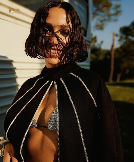 Zeynep Bastik star du sexe archive