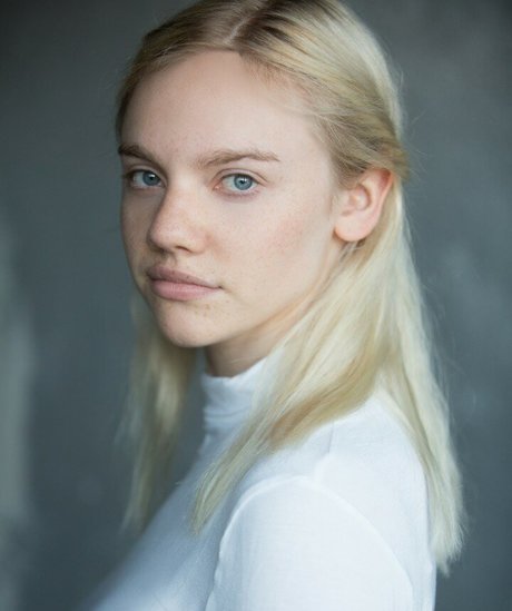 Aine Rose Daly haut modèle photo