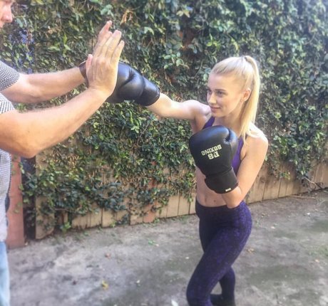 Alena Savostikova star du porno de haute qualité des photos