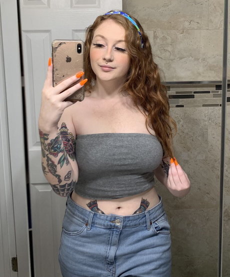 Ava Adore modèle parfait archive