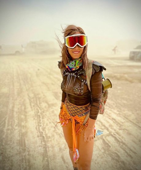 Maria Elisa Camargo étoile exclusive images