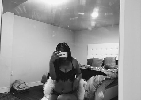 Taylor McCarthy modèle nu des photos