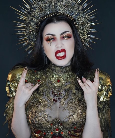 Threnody In Velvet star du porno en haute qualité galerie