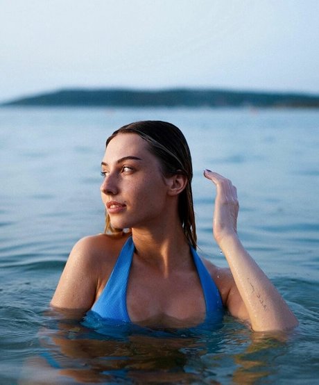 veylaneey modèle adulte photo