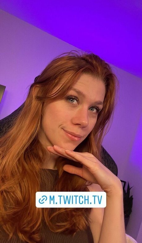 Seen Ellbats actrice chaude photo