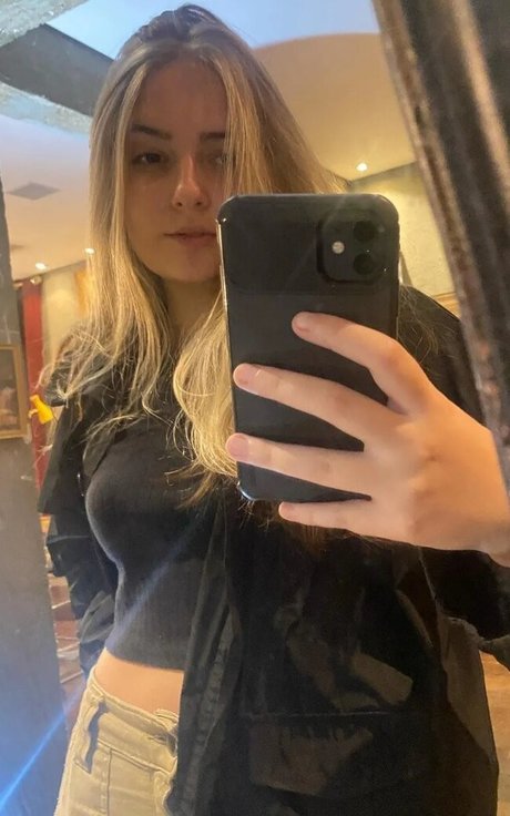 Camila Moroz modèle chaud archive