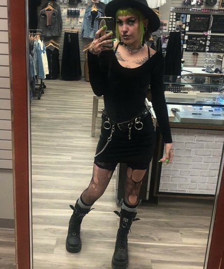 Ch0ke Cherry beau modèle galeries