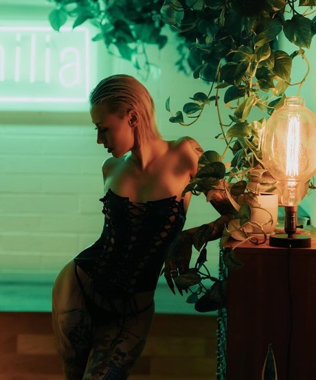 rousse tatouée onlyfans nu exclusif galeries