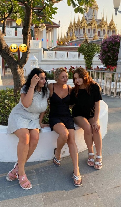 Caroline Moore étoile nue archive