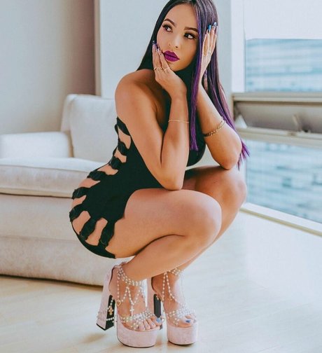 Karla Bustillos modèle gratuit des photos