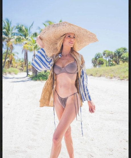 Nicole Neuman modèle érotique archive