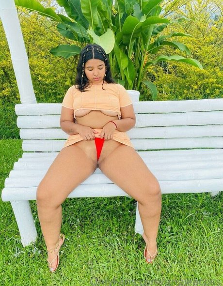 petits seins potelés onlyfans sympa érotique image