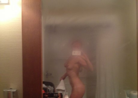 Emily Begin étoile nue img