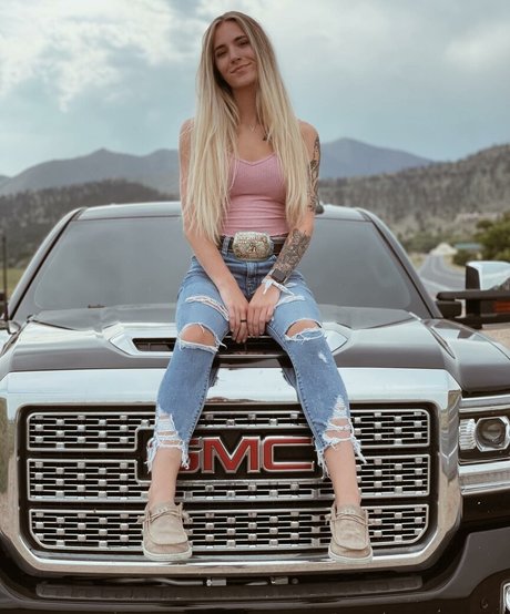 hailee justice modèle artistique des photos