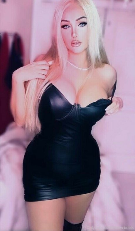 AvyannaLouve modèles nus collection