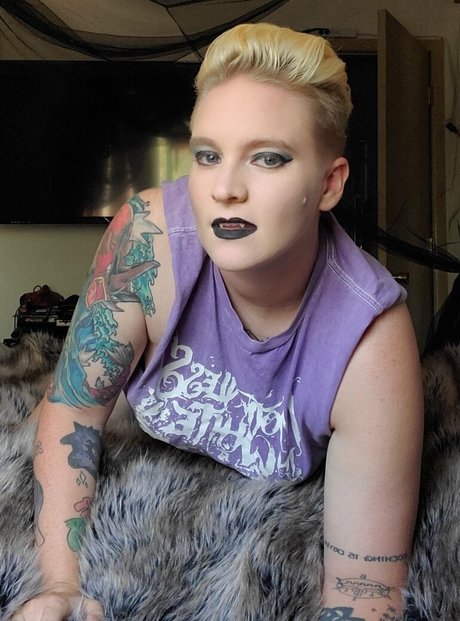 Skeletons twin actrice image